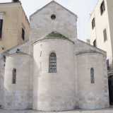 La parte retrostante della chiesa � adagiata sulla frequentatissima piazza del Ferrarese. Fanno bella mostra di s� la testata con timpano triangolare forata al centro da una finestrella circolare e le tre absidi, due laterali e una centrale, tutte interrotte da monofore